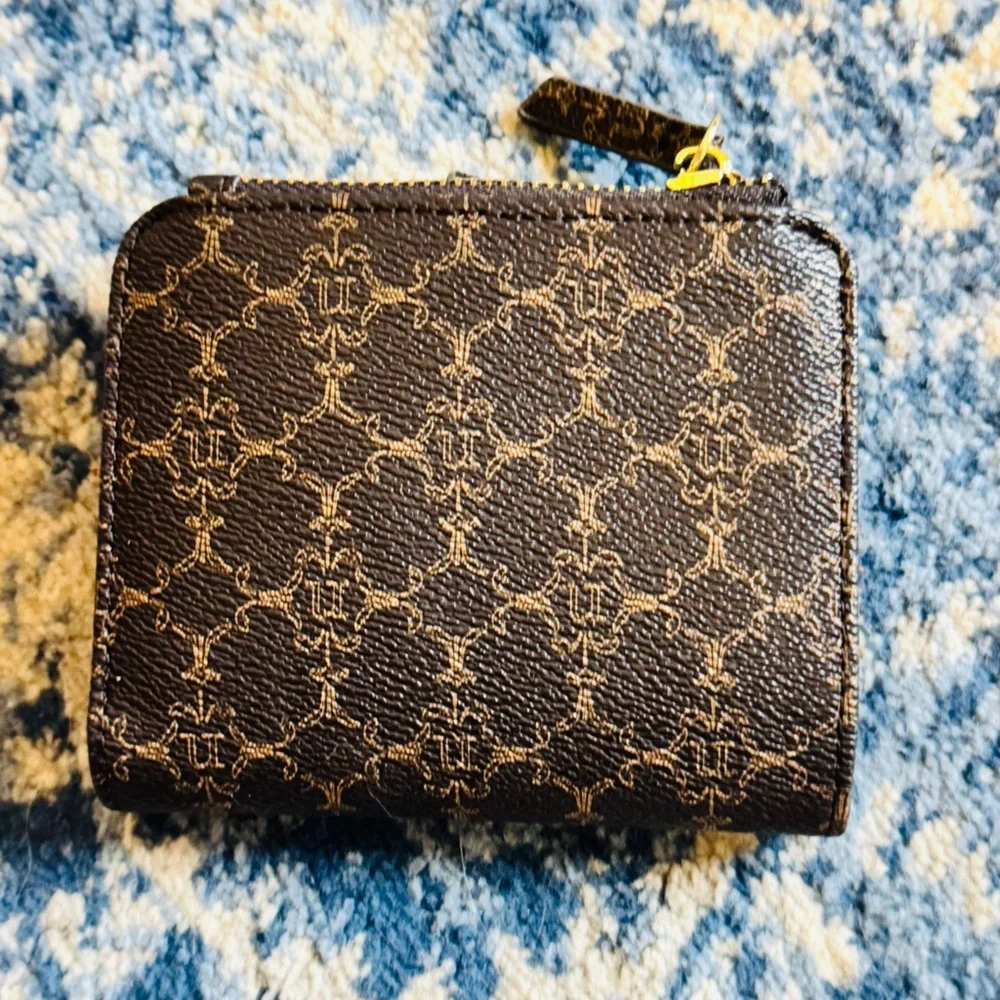 Nanette Lepore Becka Top Zip Card Case Vegan Leather CHOCOLATE LOGO